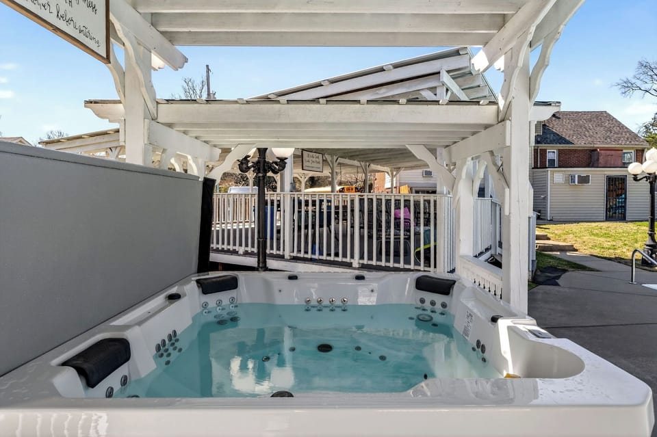New hot tub! Seating for 7!