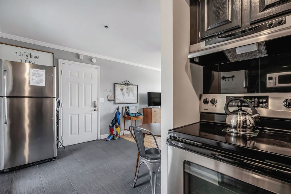 My sister and I booked this Airbnb for a last-minute trip to Nashville. The listing was everything we expected, and exactly as advertised! Jessica and Tyler are super responsive and helpful for any issues you may have. We absolutely love the condo, and the