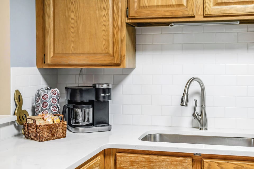 This was more than we hoped for it to be.    Jessica’s communications were fast and easy.  The place was clean.  Beds were comfortable.  Walkable to the bars.  Would definitely stay here again without question.