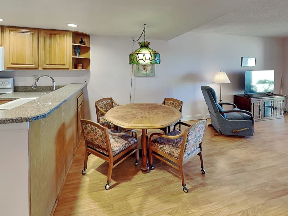 Dining Area - Seating for 4