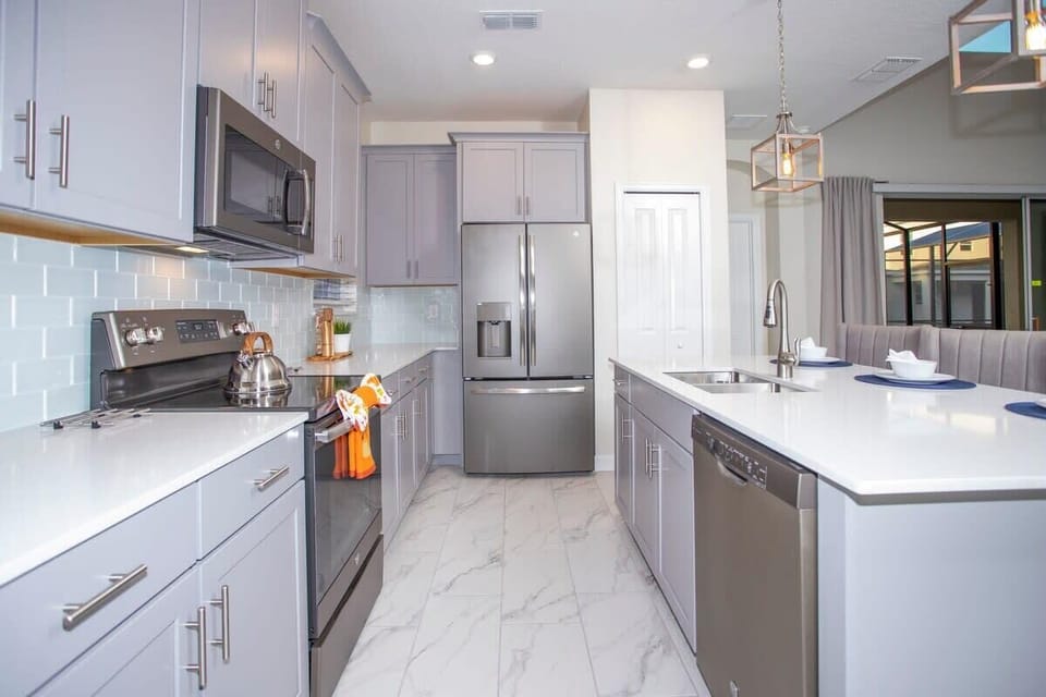 Fully Equipped Kitchen W Island 