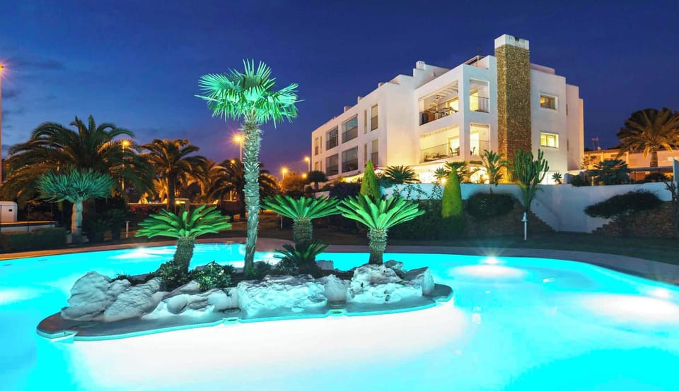 MODERN APARTMENT WITH FANTASTIC GARDENS AND POOL