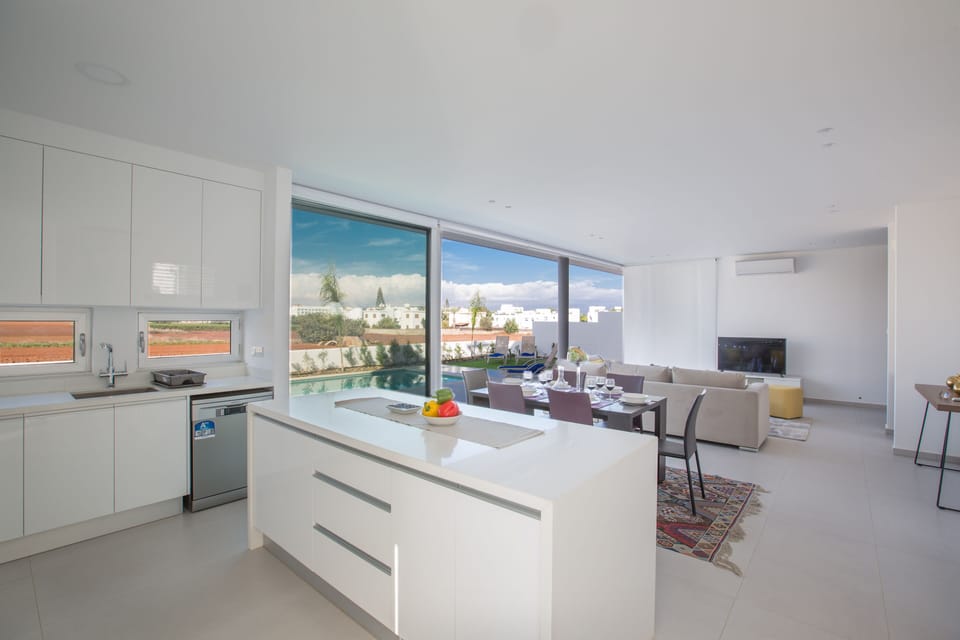 Kitchen with breakfast bar
