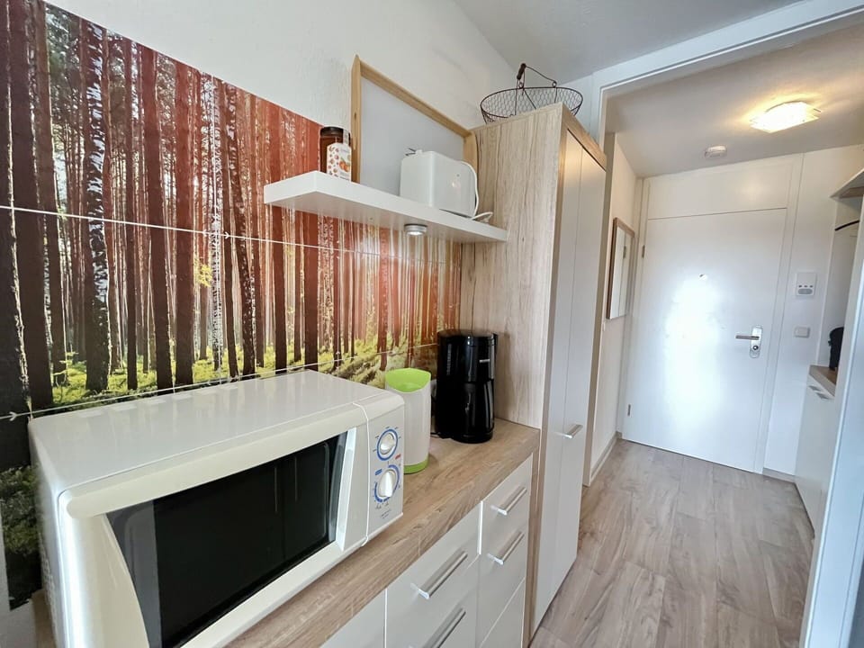 Property, Cabinetry, Furniture, Building, Countertop, Interior Design, Wood, Flooring, Floor, Wall
