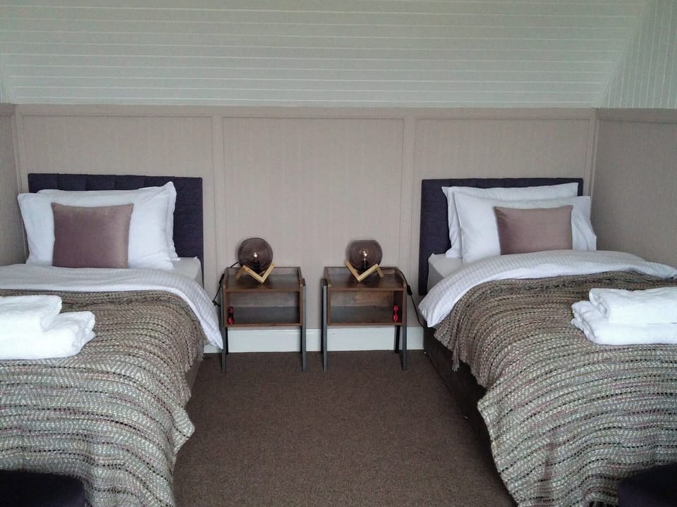 Comfortable twin bedroom | Ardville, Melness, near Tongue