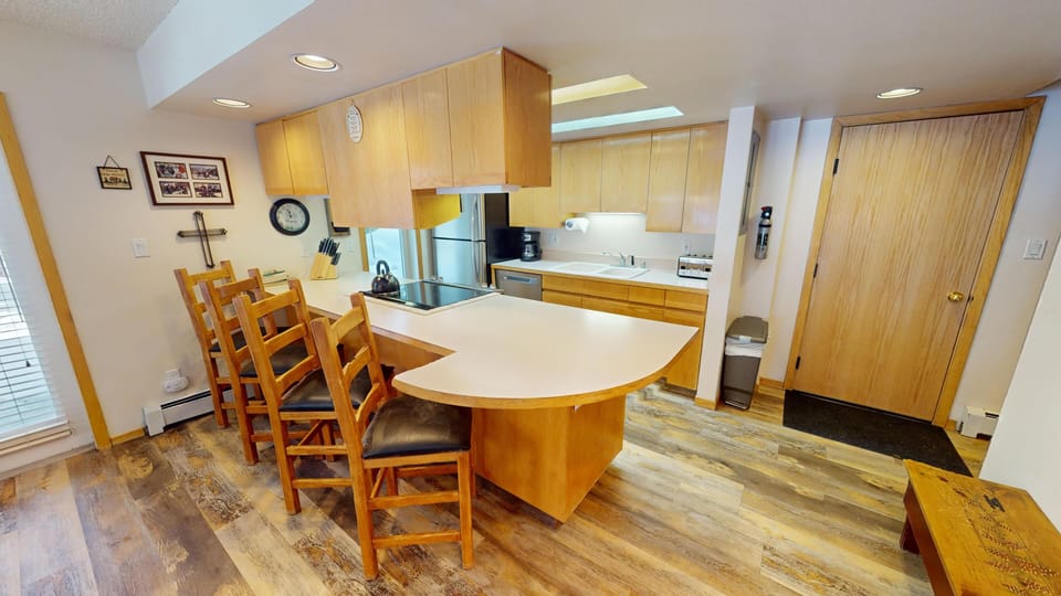 Fully Equipped Kitchen, Bar Seats 4 - Fully Equipped Kitchen, Bar Seats 4