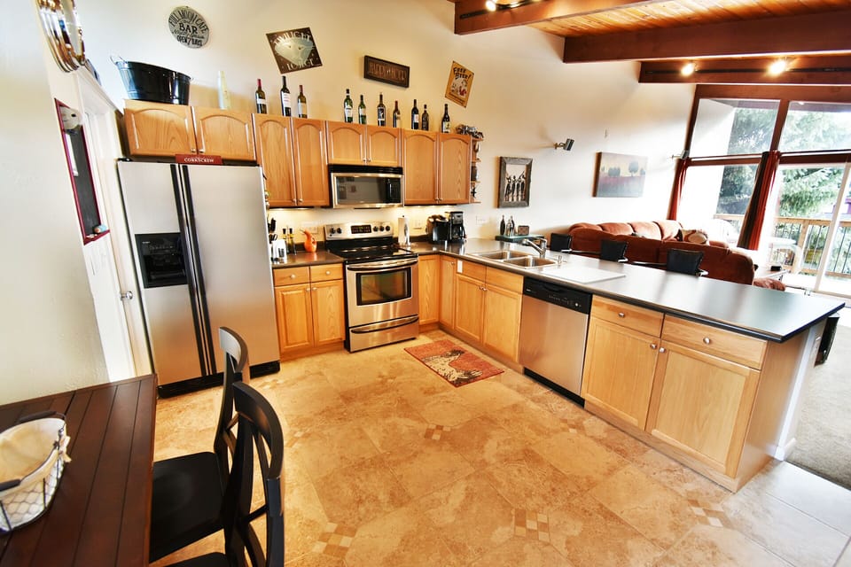 Fully Equipped Kitchen with Stainless Appliances - Fully Equipped Kitchen with Stainless Appliances