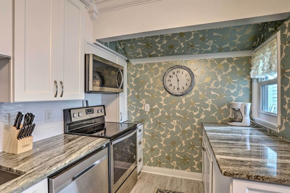 Make meals easily in this fully equipped kitchen.