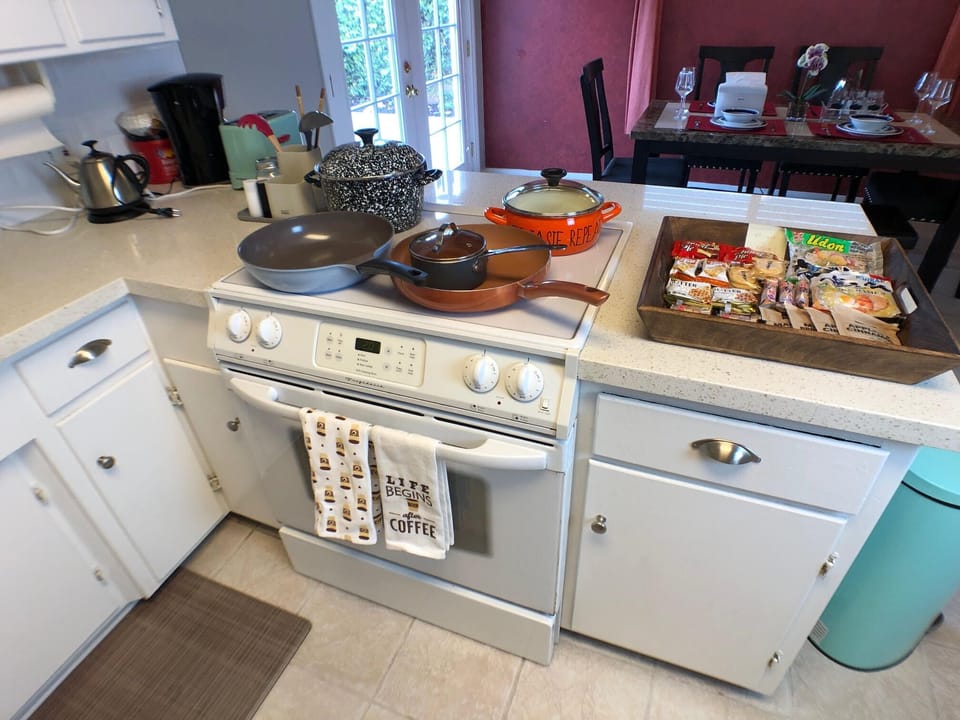 Kitchen provide cooking pots