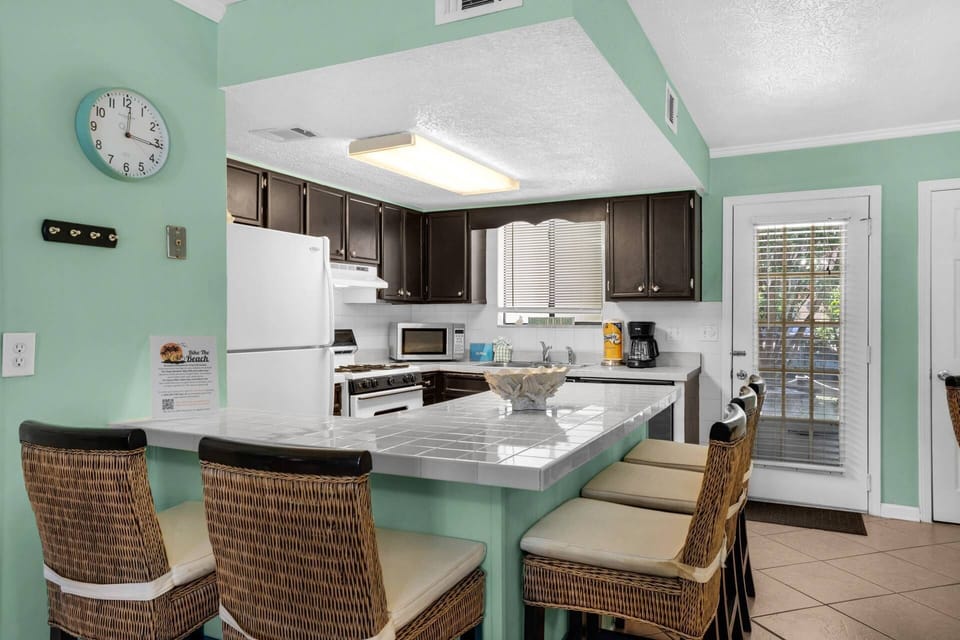 Plenty of seating around the breakfast bar with 5 wicker barstools.