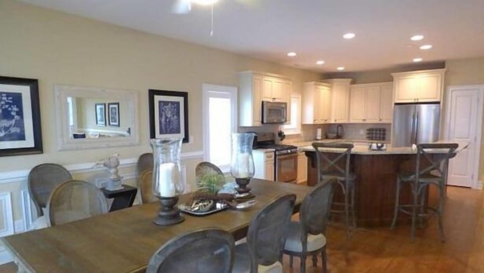 Kitchen & Dining Area