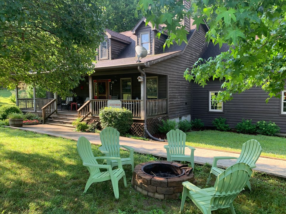 Creekside Cottage will accommodate 8 guests comfortably.