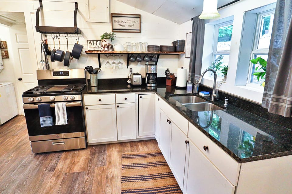 Eat in kitchen, with plenty of cupboard space. Drip/ Kuerig coffee maker combo.
