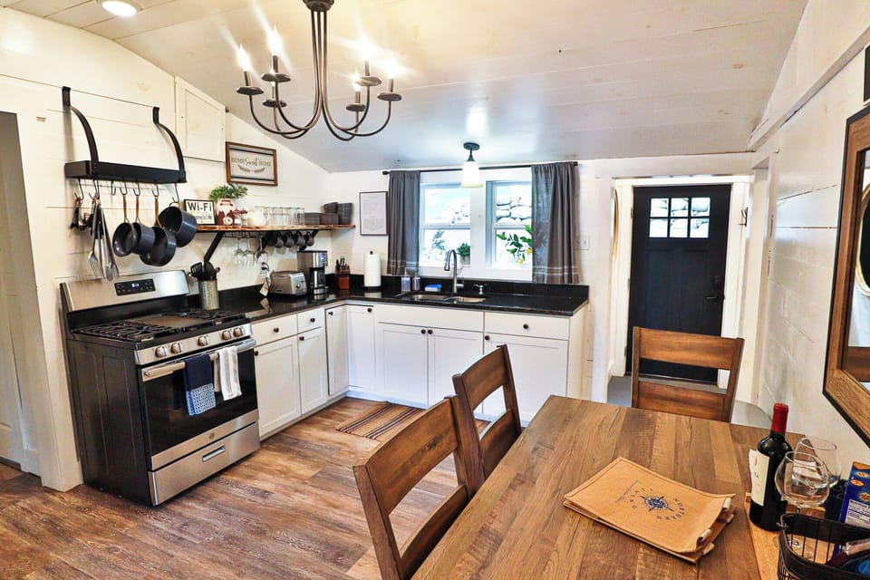 Eat in Kitchen with dining table
