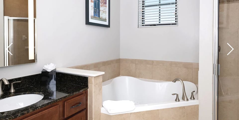Jacuzzi Tub in Master Bathroom