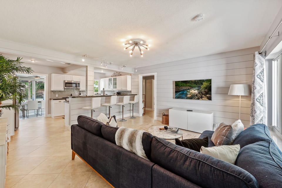 Bright, cozy, & inviting! Welcome!!