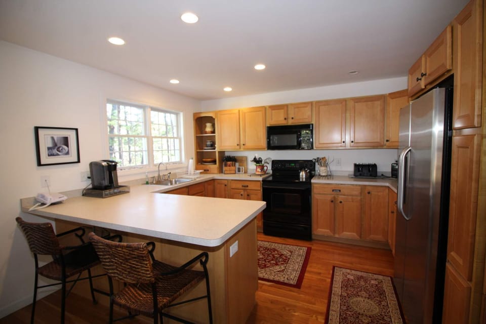 Well equipped kitchen with breakfast bar