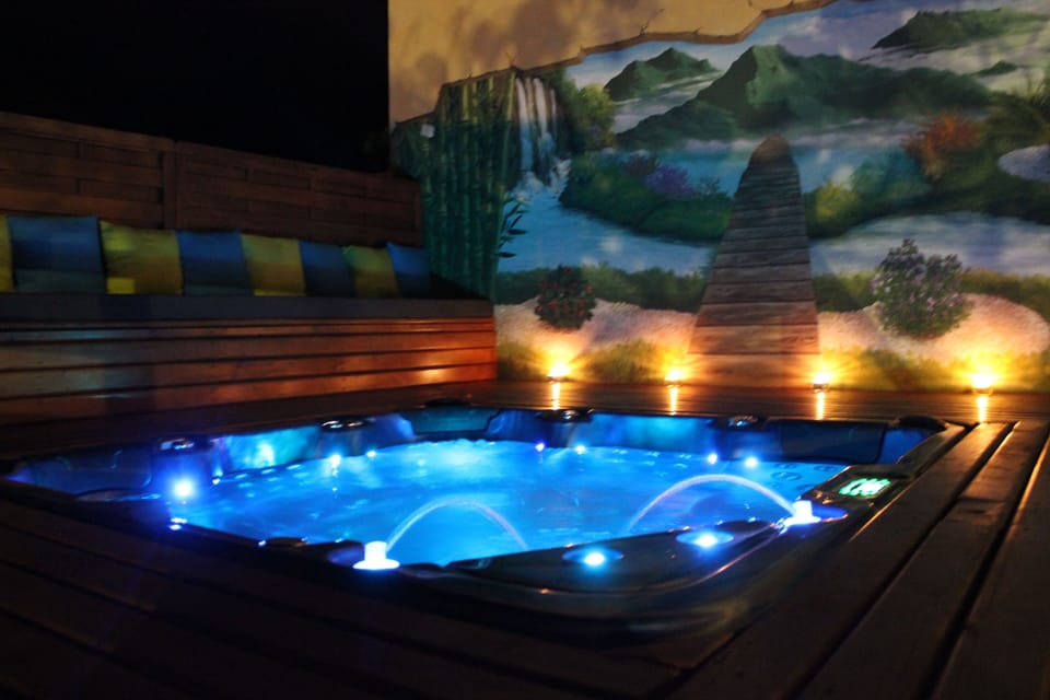 Outdoor spa tub