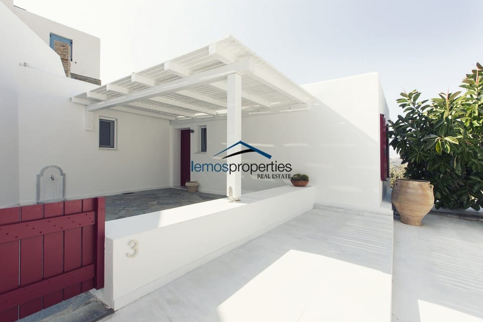 The independent entrance to the the apartment