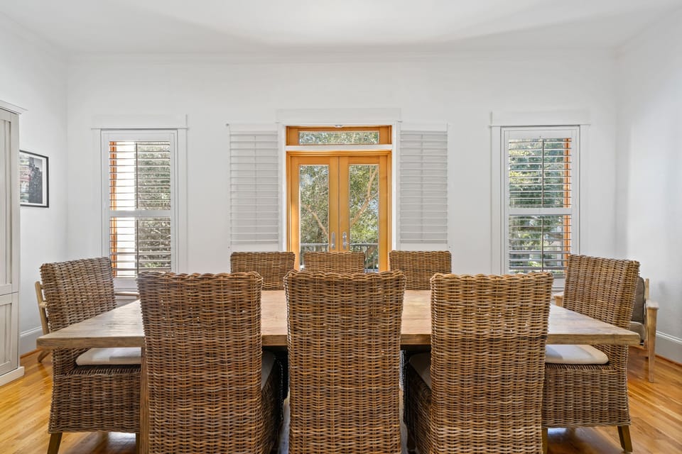 DINING AREA ALTERNATE VIEW