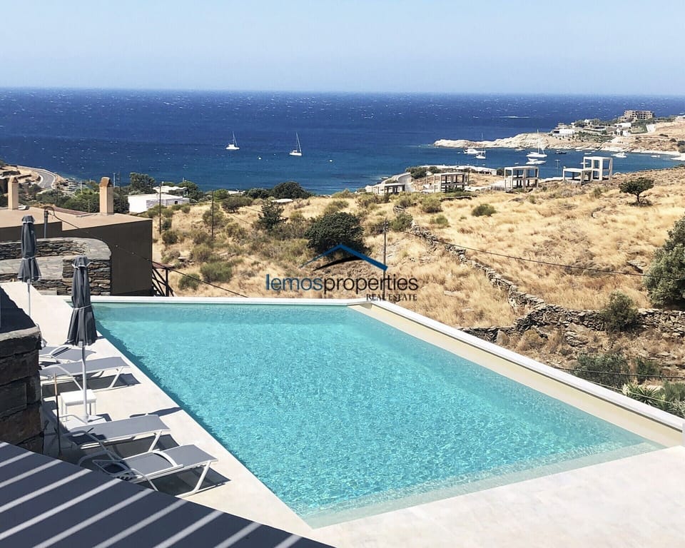 The pool and sea view