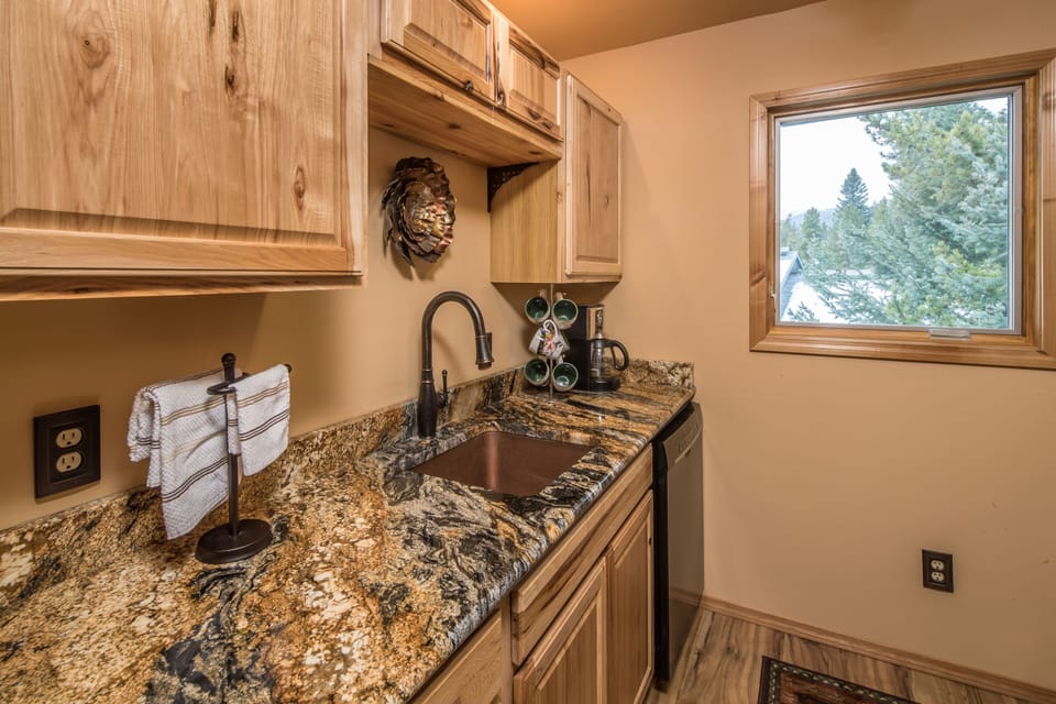 Gorgeous countertops | Main Level