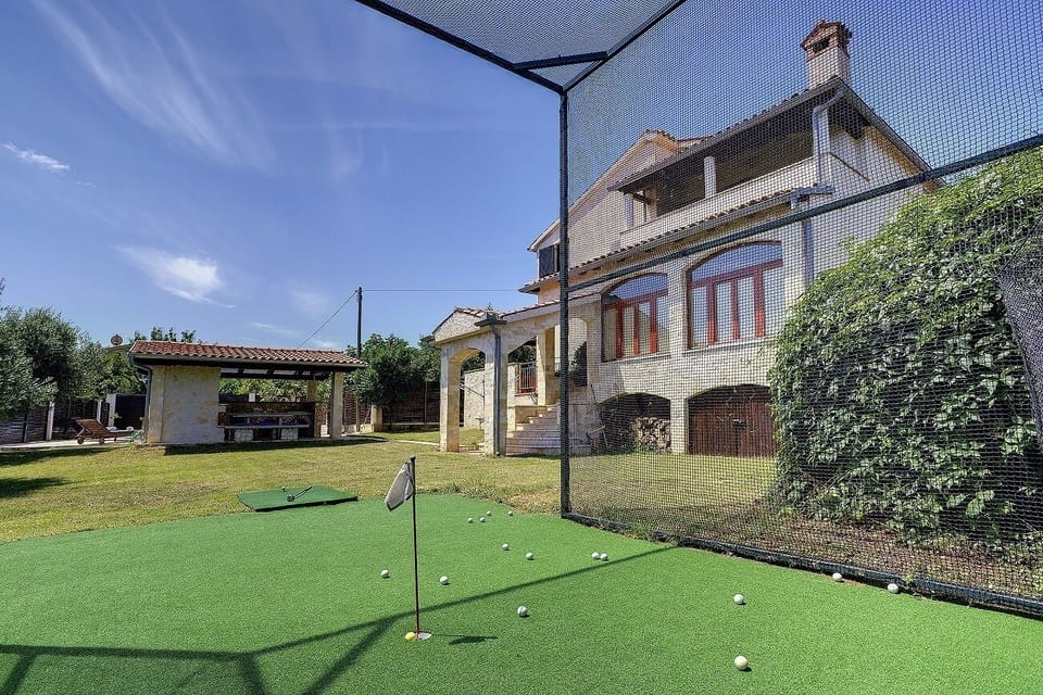 Unique villa 1 km to beach with private pool House in Medulin