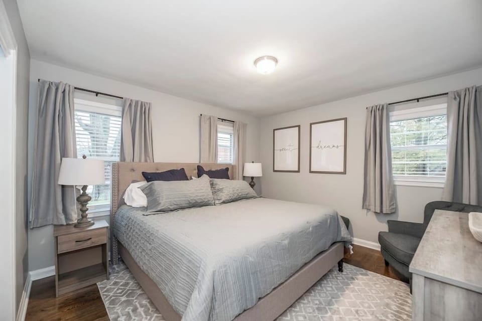Unwind in the
main-level king
suite, where
soft gray-andnavy tones and
a private
armchair nook
make it easy to
fully switch off.
