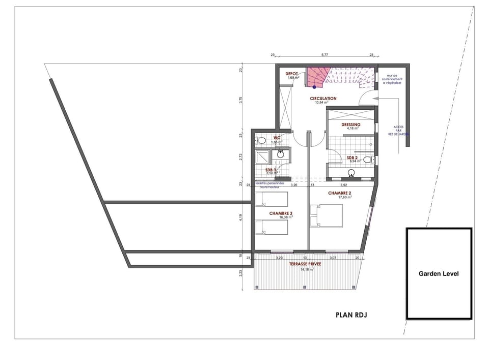 The ground floor hosts two bedrooms that can be transformed into a master suite.