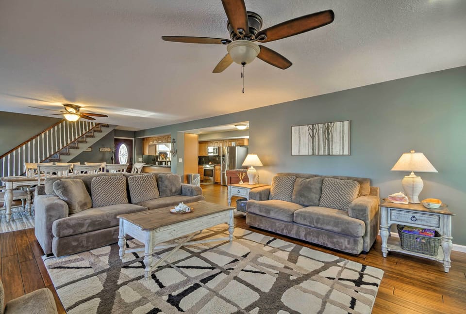 Living Room | Open Floor Plan | Free WiFi