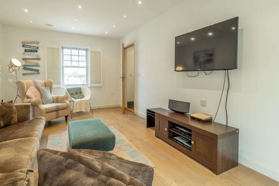 Spring Tide, Porthtowan. Ground floor: Sitting room with television and patio doors to terrace