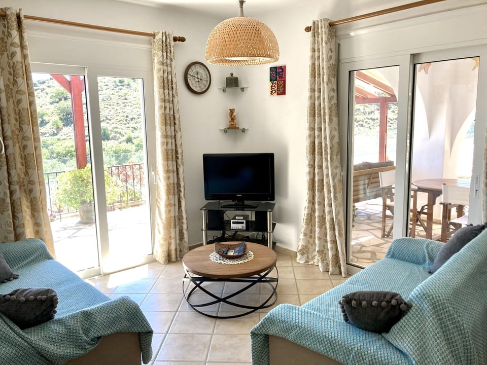 Sunny Living Room with Entertainment Centre - Flat TV, Satellite, DVD, HiFi