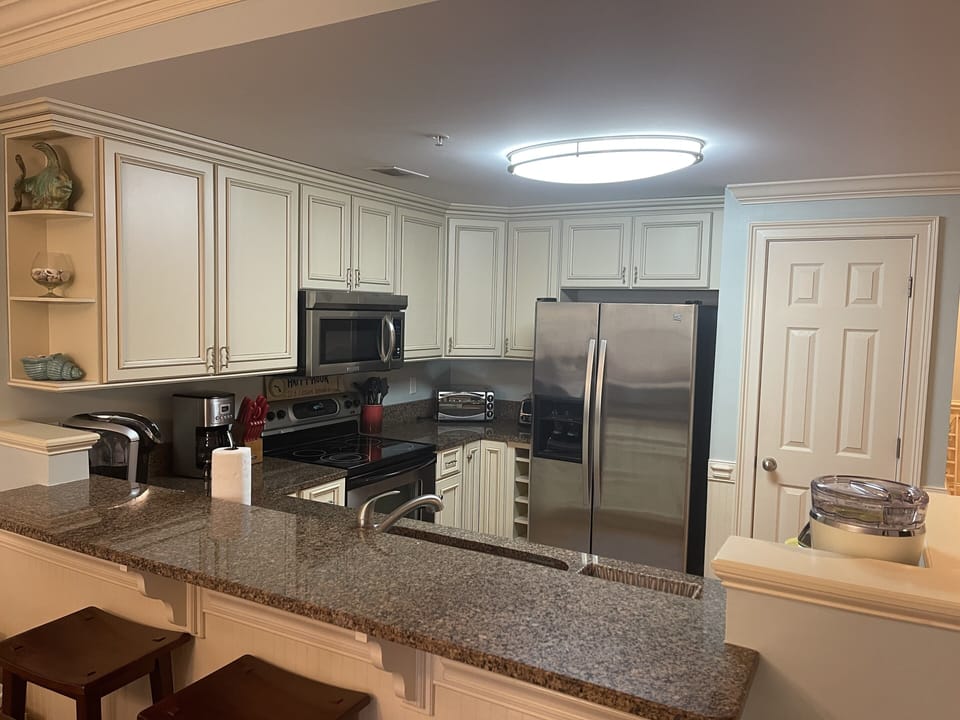 Latitude Adjustment 319 - Kitchen & Breakfast Bar