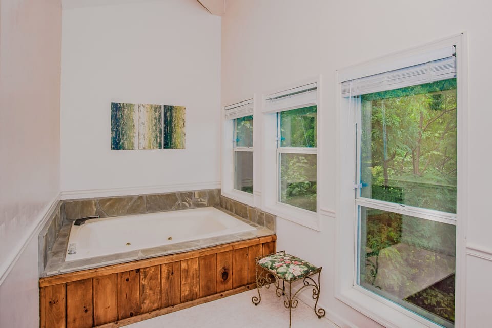 Seasonal jacuzzi tub available upstairs from spring through fall.