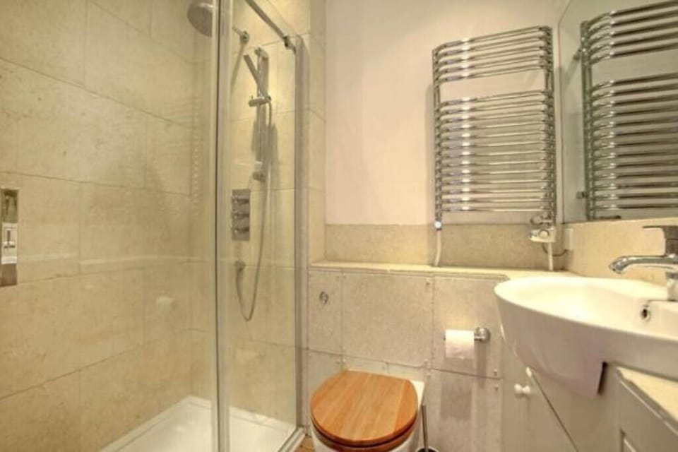 Master bedroom ensuite
