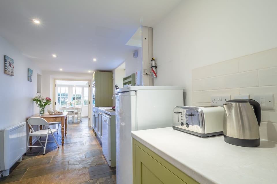 Balwest Cottage, Praa Sands. Ground floor: Beautiful and well-equipped kitchen