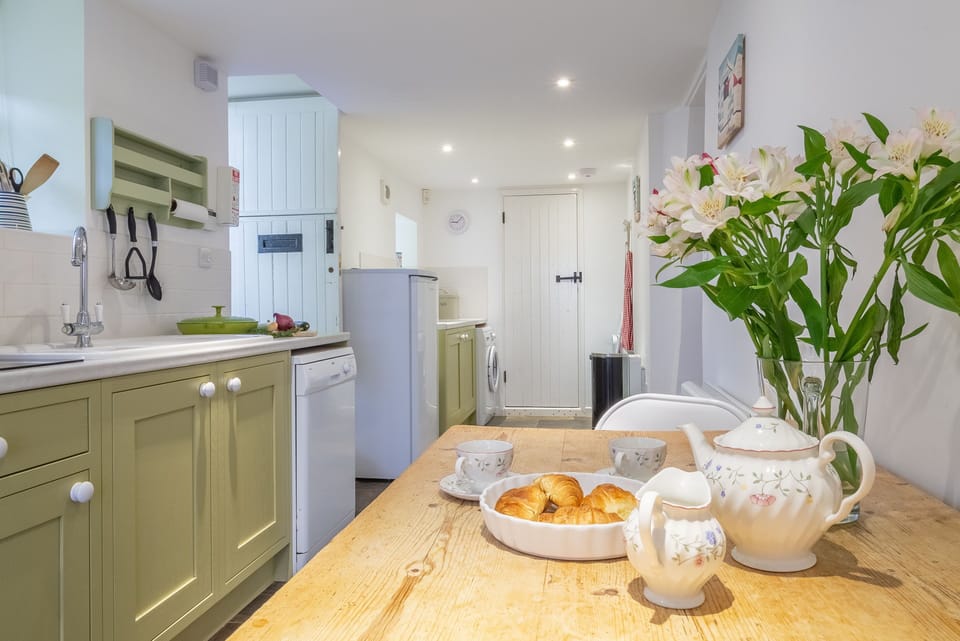 Balwest Cottage, Praa Sands. Ground floor: The perfect place to stay in Cornwall whether you are looking for a romantic hideaway or family fun holiday