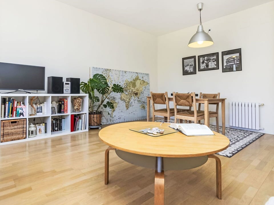 Table, Furniture, Property, Building, Picture Frame, Wood, Interior Design, Bookcase, Flooring, Floor
