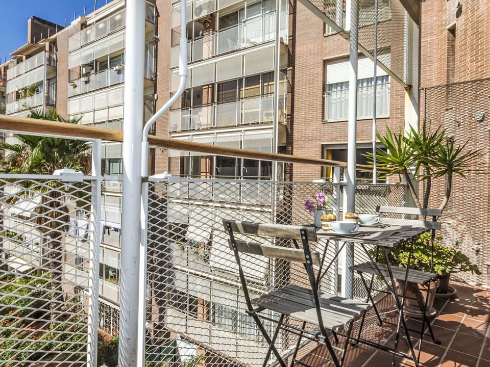 Property, Building, Furniture, Window, Table, Chair, Urban Design, Plant, Residential Area, Rectangle