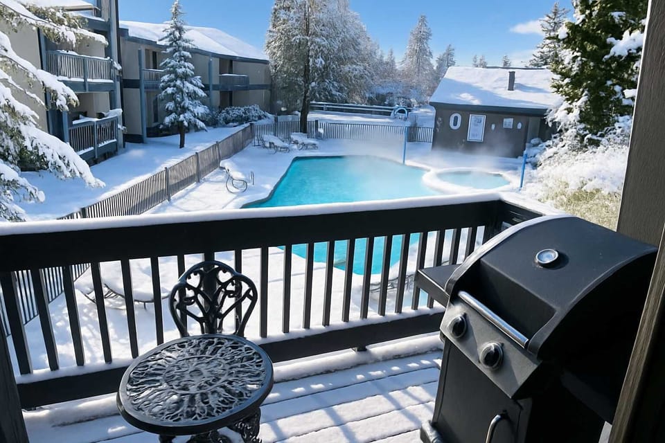 Beautiful view of pool and spa. Next to Lake.