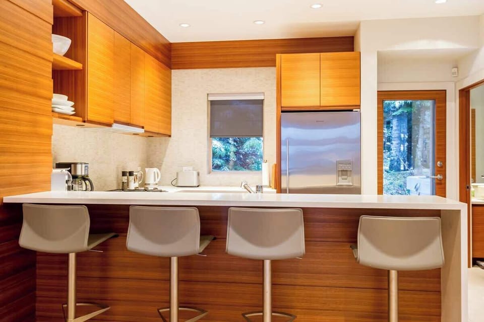 Fully Equipped Kitchen & Breakfast bar