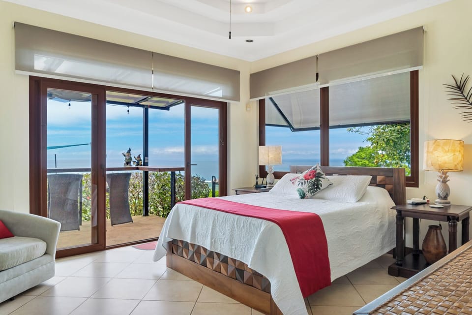 Queen [Macaw] room with ensuite bathroom / AC