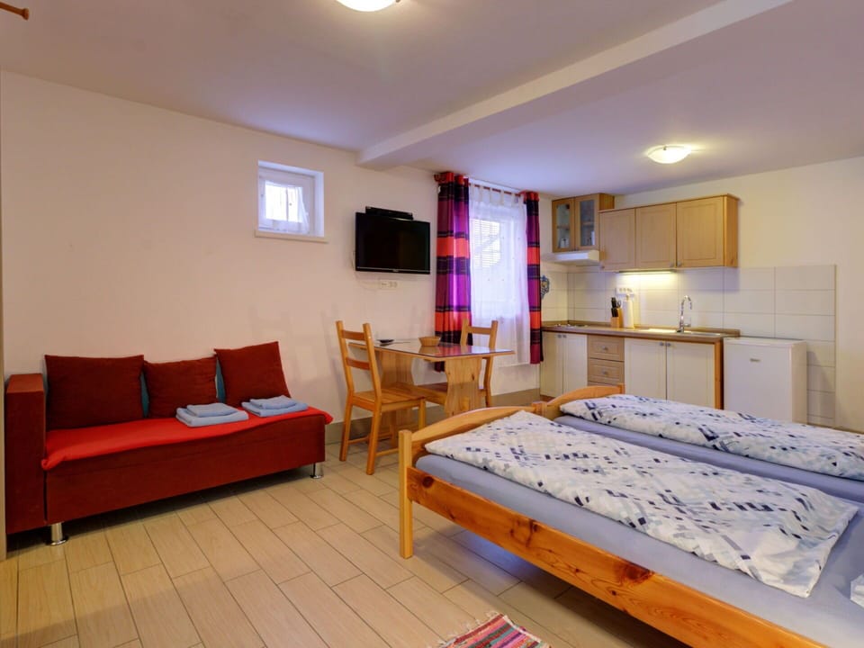 Furniture, Chair, Hardwood, Wood Stain, Wood Flooring, Kitchen & Dining Room Table, Hotel, Linens