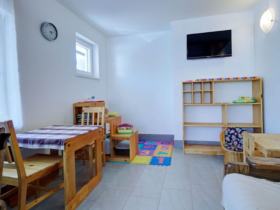 Furniture, Interior Design, Flooring, Floor, Wood, Room, Ceiling, Lighting, Apartment, Wood Stain