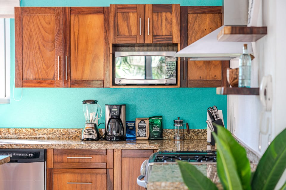 Kitchen filled with accessories, see the list.
