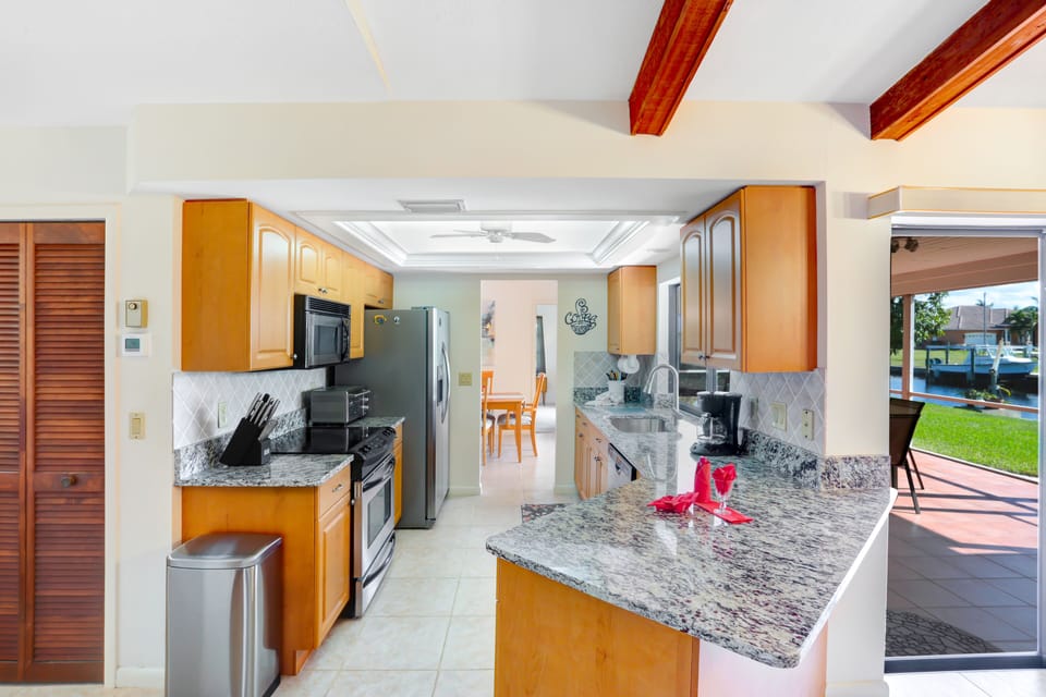 Vacanza Rentals - Robin's Nest kitchen