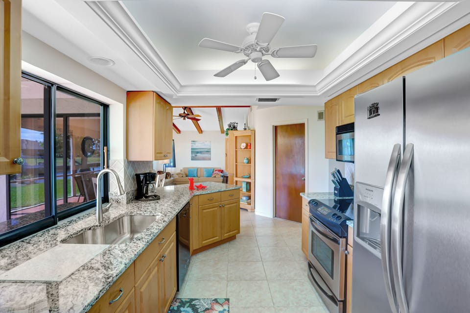 Vacanza Rentals - Robin's Nest kitchen