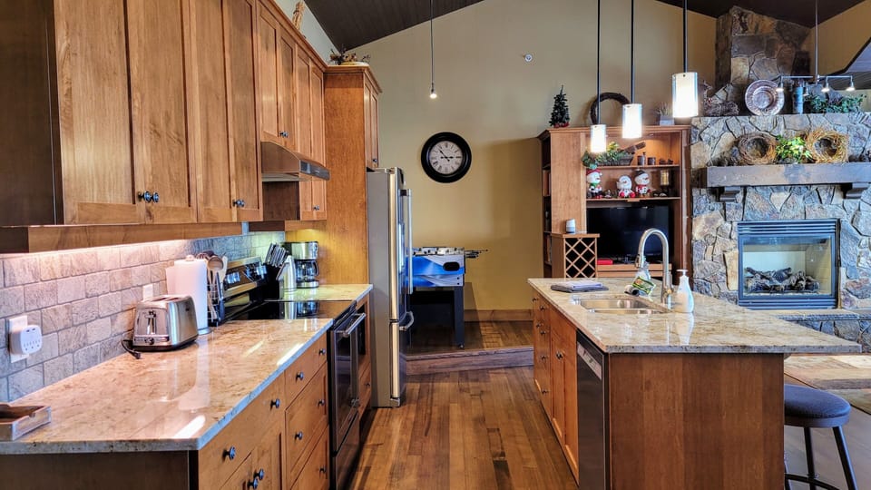 Kitchen from the side.