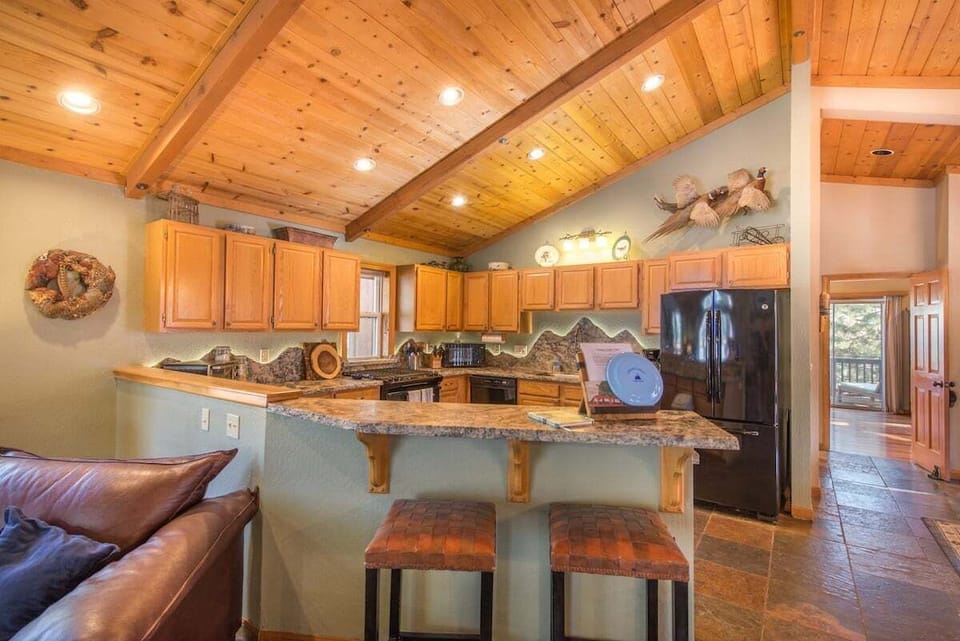 Large kitchen, fully stocked