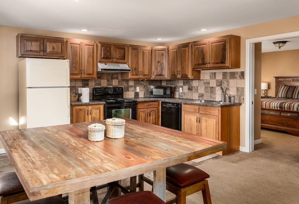 Lower Level Kitchenette and Dining Area